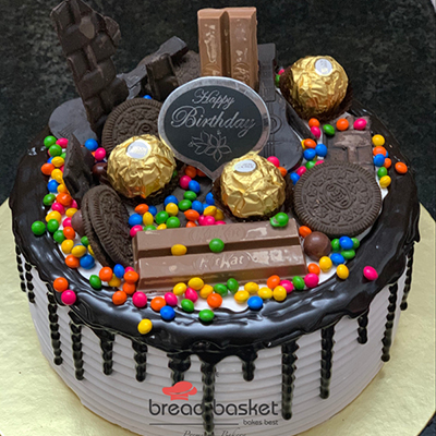 Oreo Kitkat Cake with overloaded chocolate for all chocoholic 🍫 Forget  Love ! Fall in chocolate ❣❣ ✓ Hand Made ✓ 100% Eggless For Sure ✓ … |  Instagram